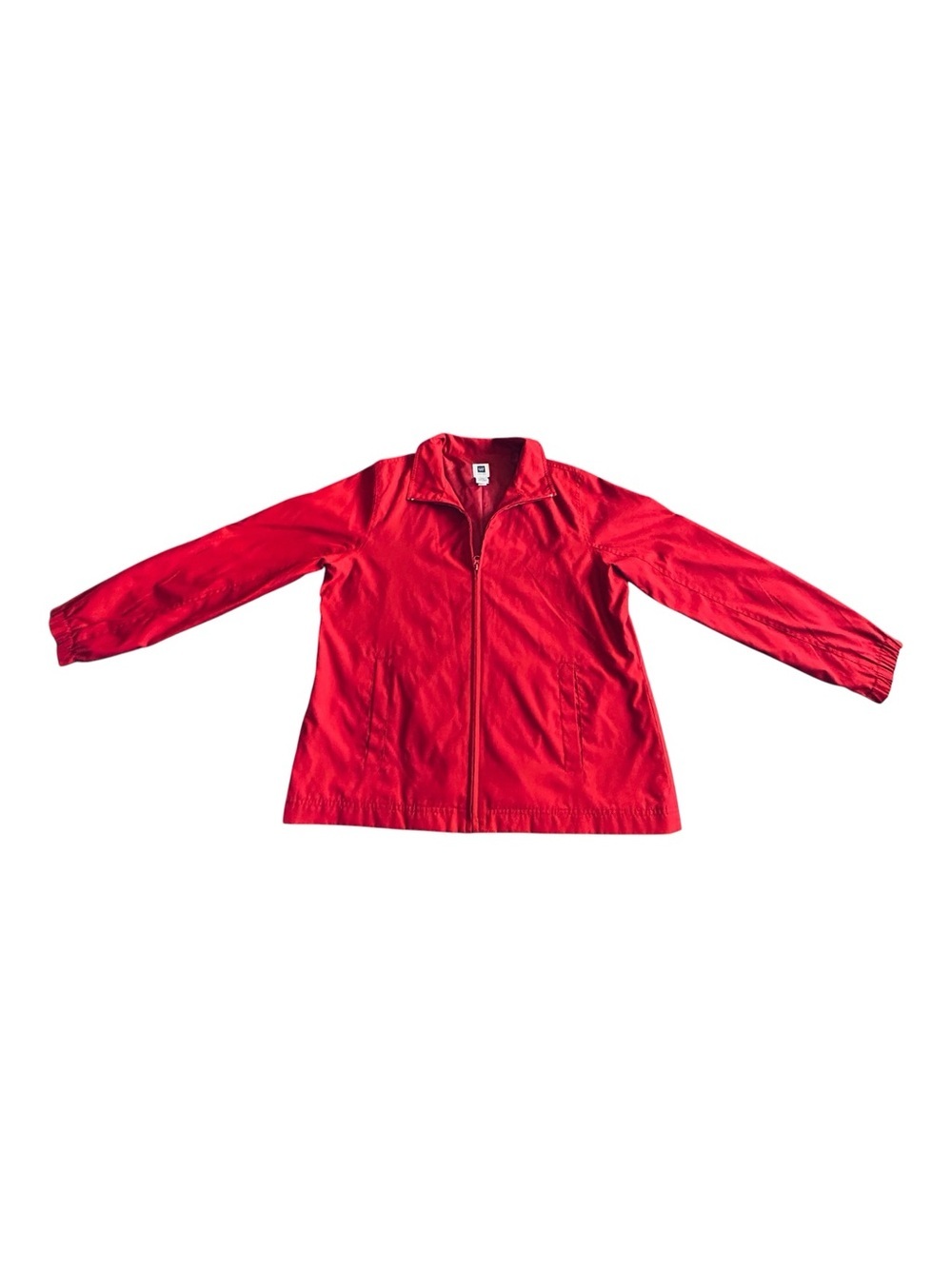 Gap full-zip windbreaker jacket featuring a high collar and front pockets.